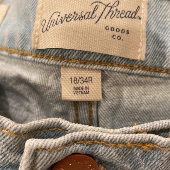 Women's High-Rise Vintage Straight Jeans -
Universal Thread™ Light Blue new - Picture 10 of 12